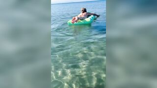 Mia moglie troia sul materassino al mare