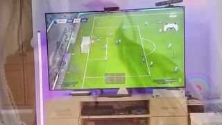 Lascia perdere la play e fammi succhiare questo bel cazzone