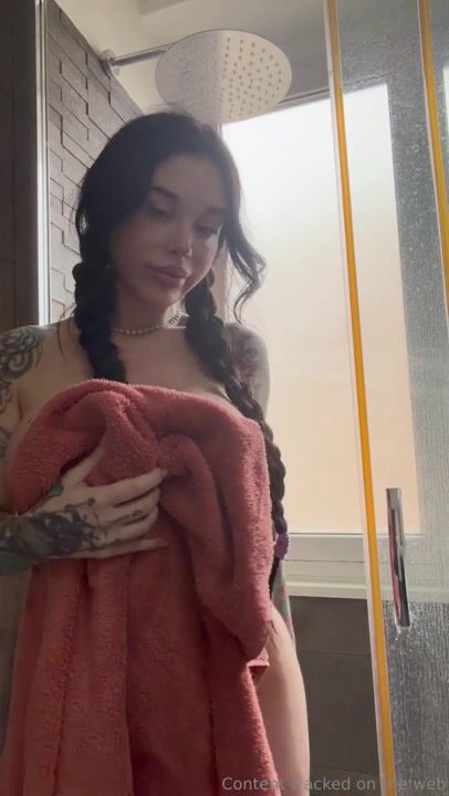 Alex in doccia per i suoi fans