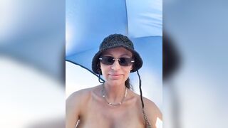 Milf tettona in tentda per masturbarsi in spiaggia