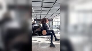 Esibizionista italiana in aeroporto