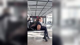 Esibizionista italiana in aeroporto