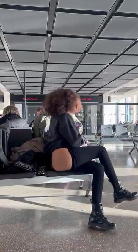 Esibizionista italiana in aeroporto