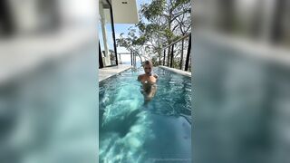 Meraviglioso pompino in piscina fidanzata tettona