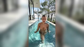 Meraviglioso pompino in piscina fidanzata tettona
