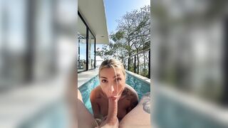 Meraviglioso pompino in piscina fidanzata tettona