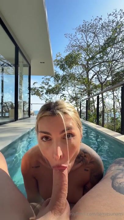 Meraviglioso pompino in piscina fidanzata tettona