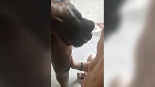 Moglie italiana succhia il cazzo a un africano