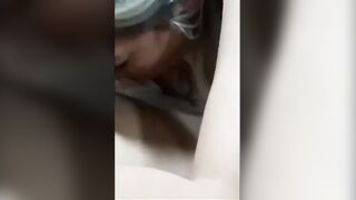 Cornuto fa sbocchinare a sua moglie tanti giovani cazzi