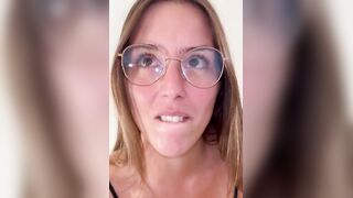 So che vuoi succhiarlo e hai voglia,vieni qui porcona