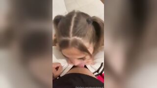 Da un passaggio a una biondina che si fa scopare e schizzare in faccia