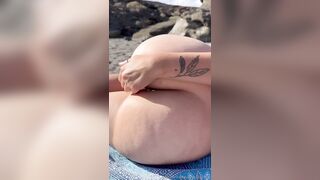 Prendendo il sole nuda in spiaggia italiana culona fica