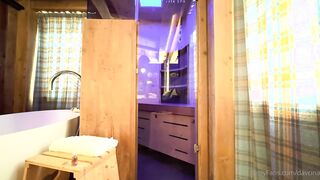 Pompino a sconosciuto in sauna