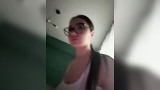 Morettina fica con occhiali si masturba in live