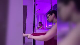 Morettina fica con occhiali si masturba in live