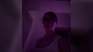 Morettina fica con occhiali si masturba in live