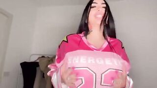 Mi annoiavo posso farti una spagnola con queste tettone?