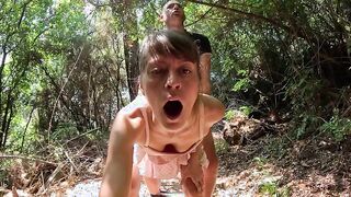 Una chiavata nel bosco con Milf bionda