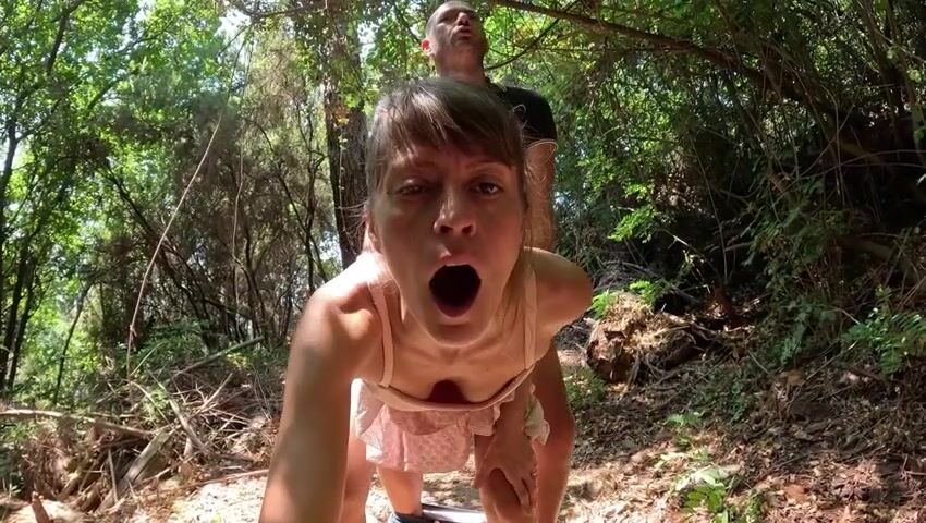 Una chiavata nel bosco con Milf bionda