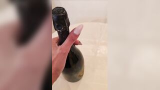 Pensando al suo cazzone ho squirtato come una troia