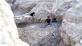Ragazza bionda italiana si masturba al mare