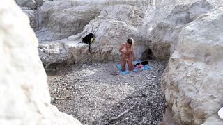 Ragazza bionda italiana si masturba al mare