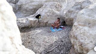 Ragazza bionda italiana si masturba al mare