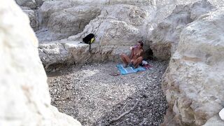 Ragazza bionda italiana si masturba al mare