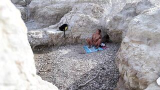 Ragazza bionda italiana si masturba al mare