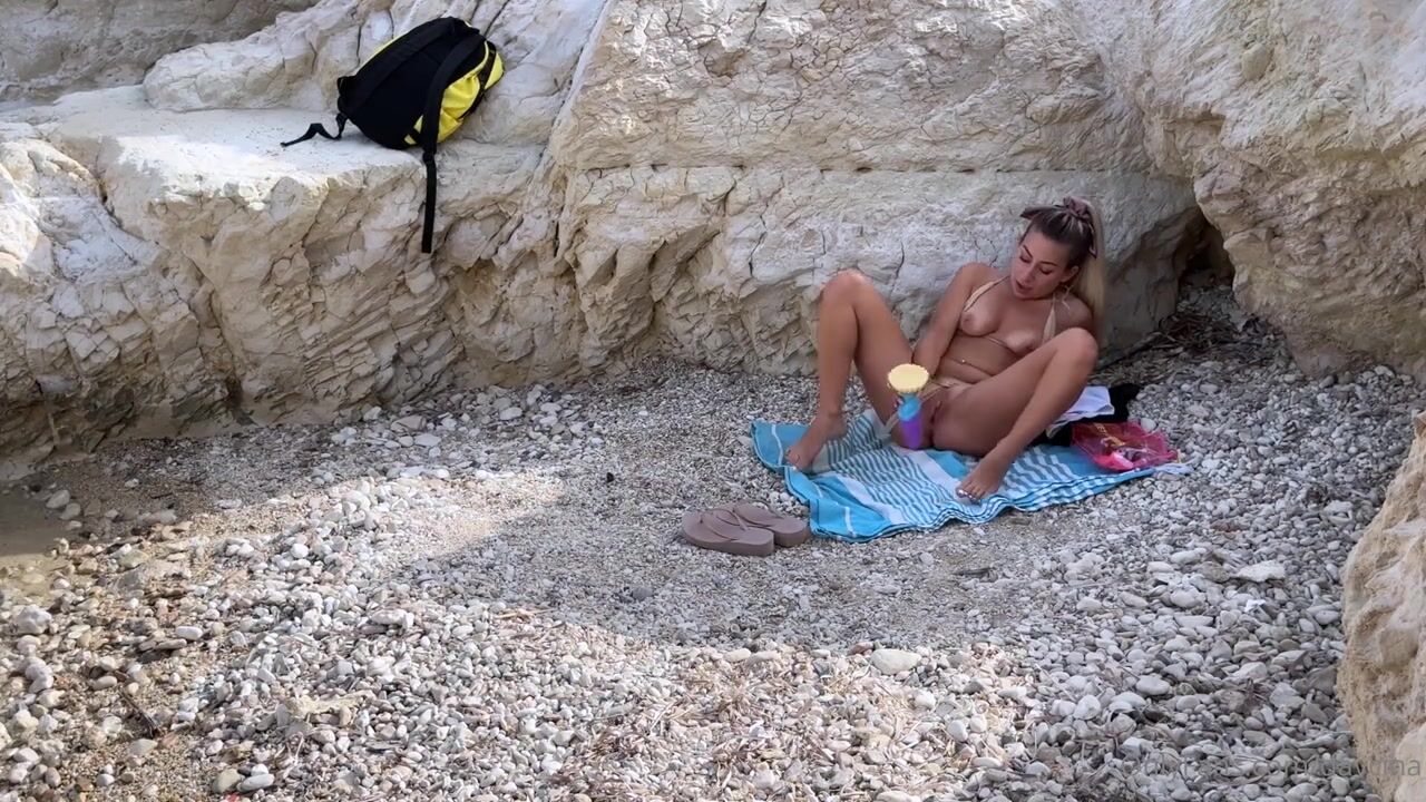 Ragazza bionda italiana si masturba al mare