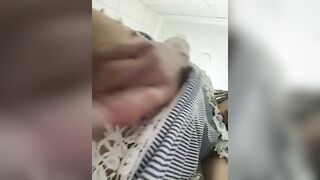 Ragazza esibizionista italiana si masturba in un bagno pubblico
