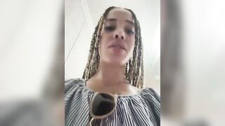 Ragazza esibizionista italiana si masturba in un bagno pubblico