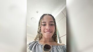 Ragazza esibizionista italiana si masturba in un bagno pubblico