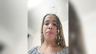 Ragazza esibizionista italiana si masturba in un bagno pubblico