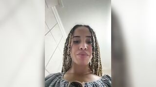 Ragazza esibizionista italiana si masturba in un bagno pubblico