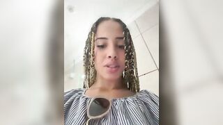 Ragazza esibizionista italiana si masturba in un bagno pubblico