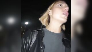 Ci masturbiamo in piazza