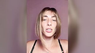 Trio lesbo in bagno in live
