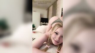 giovane 18enne si diverte a mostrare il culo