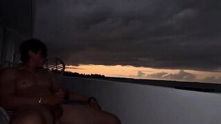 Milf romana inculata al tramonto sul balcone da influencer