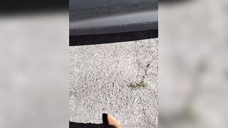 Esibizionista italiana ci prova con sposato in auto