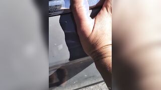Esibizionista italiana ci prova con sposato in auto