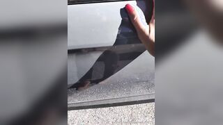 Esibizionista italiana ci prova con sposato in auto