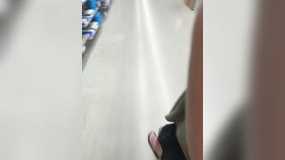 Moglie in negozio senza mutandine fa la maiala