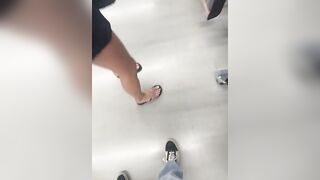 Moglie in negozio senza mutandine fa la maiala
