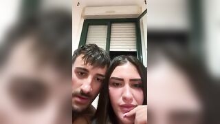 Masturba e sborra in faccia alla fidanzata tettona