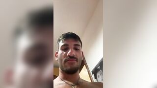 Masturba e sborra in faccia alla fidanzata tettona