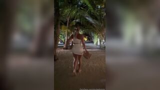 Passeggiata Milf esibizionista outdoor