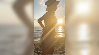 Esibizionismo al mare ragazza italiana Of