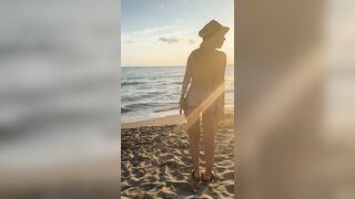 Esibizionismo al mare ragazza italiana Of